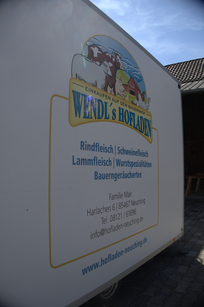 Wendls Hofladen-Schild auf dem Bauernmarkt